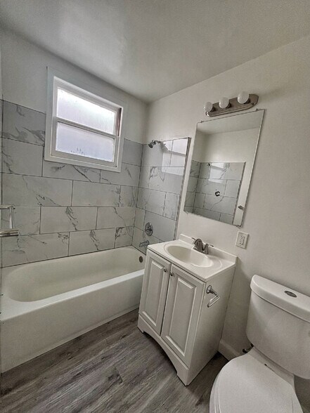 Building Photo - 824 S Flower St