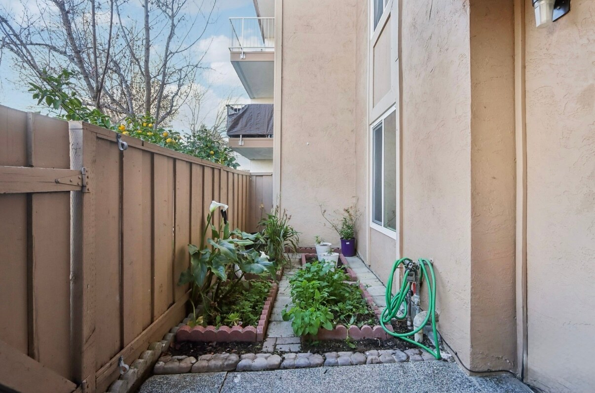 Building Photo - 38455 Bronson St