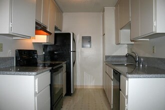 Building Photo - Updated Top Floor Corner Unit-Community Po...