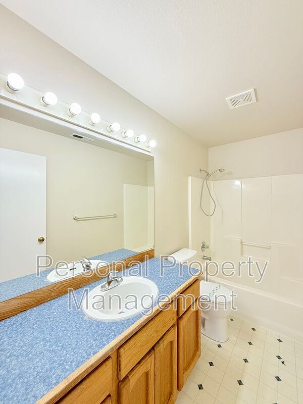 Building Photo - 11117 NE 104th St