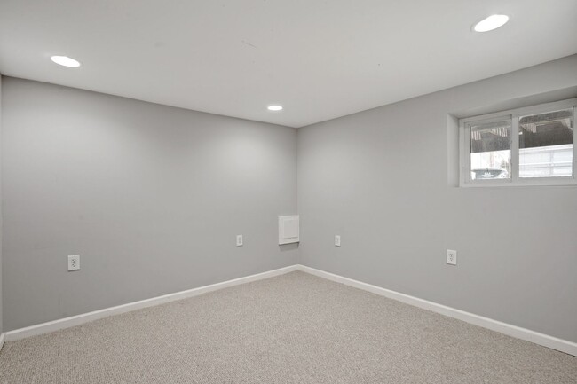 Building Photo - Recently Renovated Row House - H St Corrid...