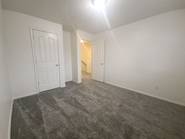 Building Photo - Beautiful 3 bed 1.5 bath Townhome with gar...