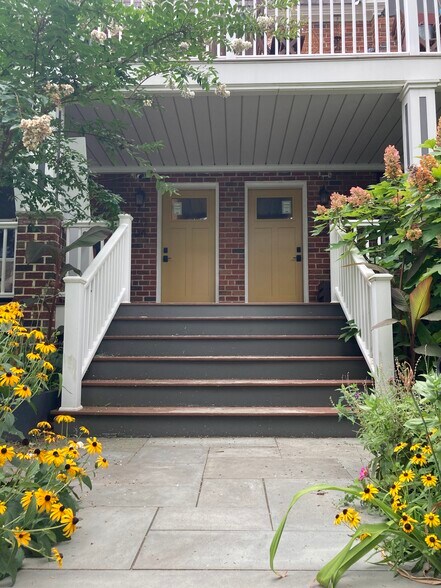 Entryway - 7006 Boyer St