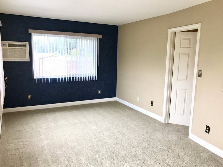 Building Photo - 8700 Rumson Dr