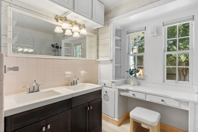Building Photo - 844 1/2 E 38th St