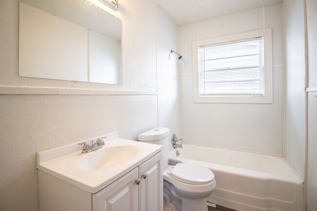 Building Photo - Updated 2 bed 1 bath home