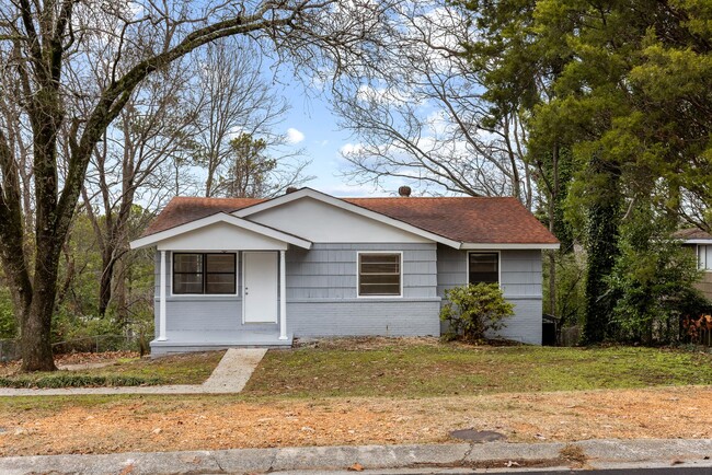 Building Photo - Newly Renovated 4 Bedroom 2 Bath Home with...