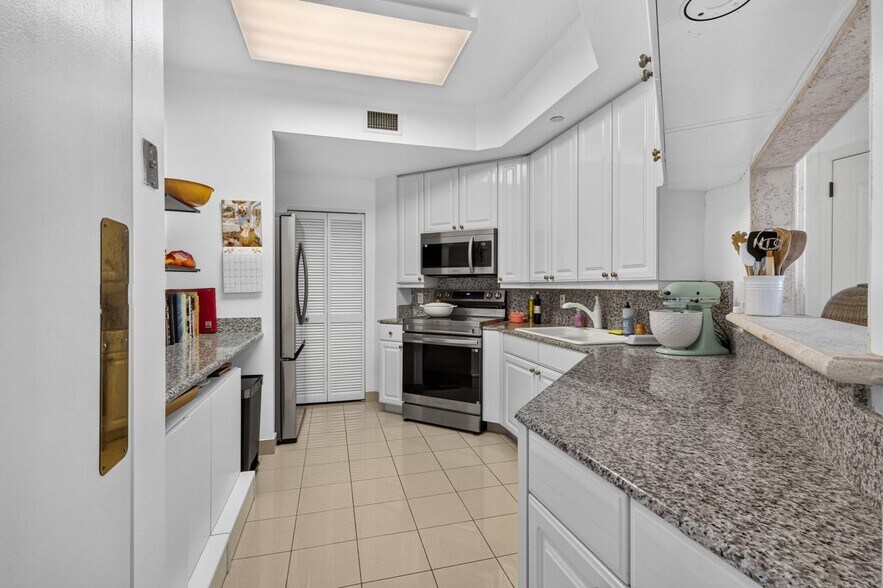 Building Photo - 888 Brickell Key Dr