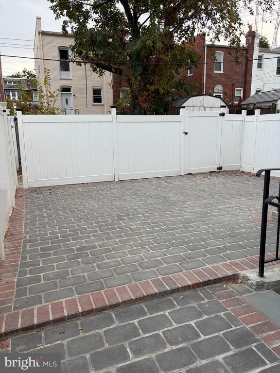 Building Photo - 726 Roxboro Pl NW