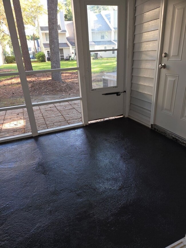 Building Photo - 3 bed 2 bath Condo for rent