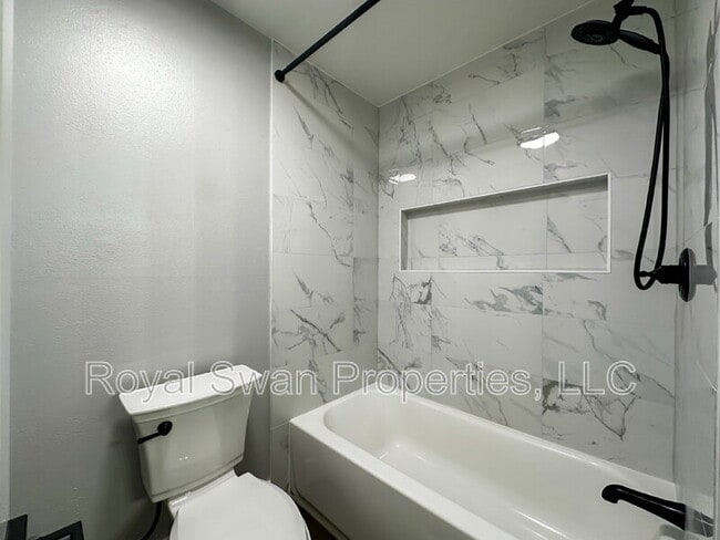 Building Photo - 4228 Oak Loop