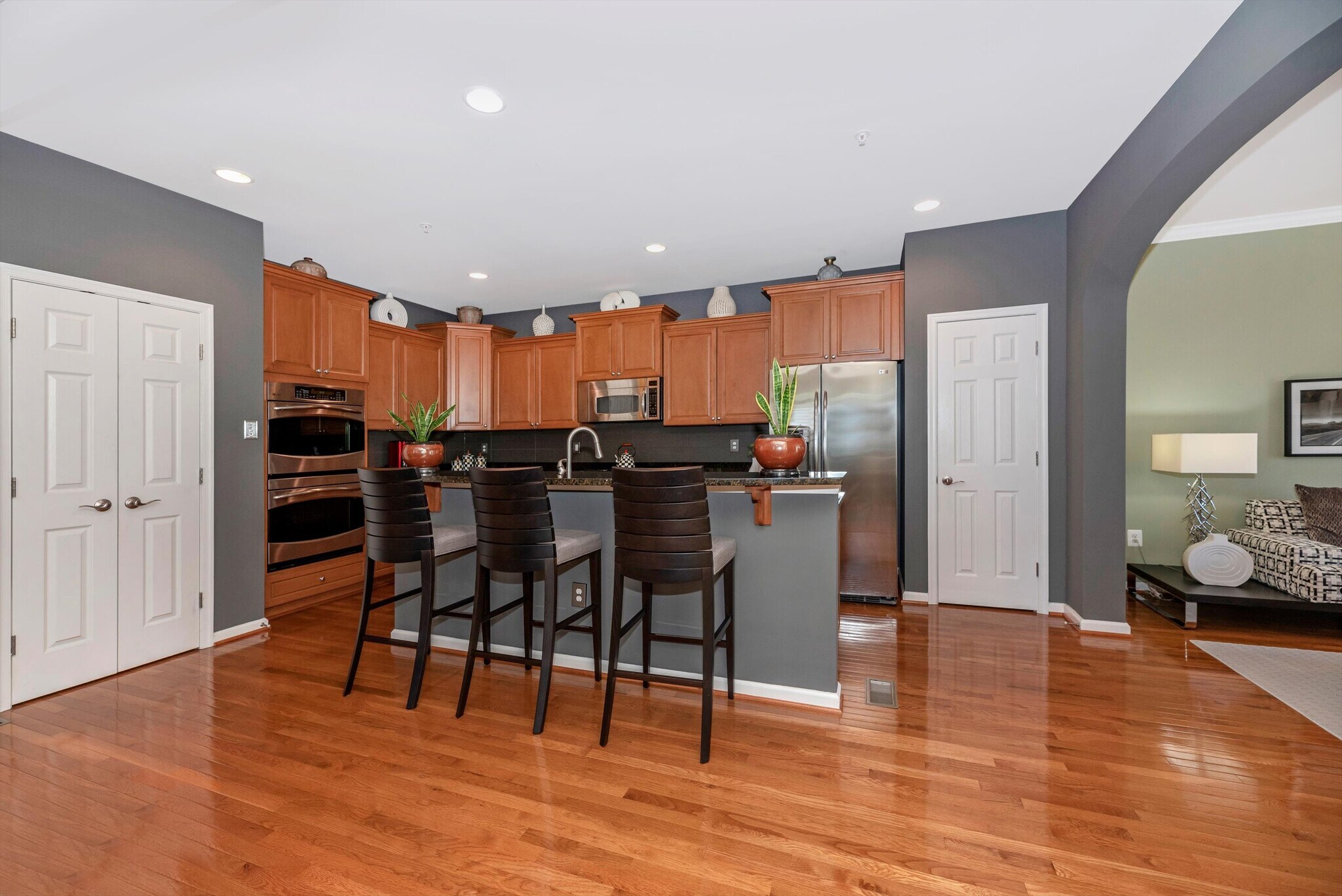 Kitchen and breakfast bar - 2507 Mill Race Rd