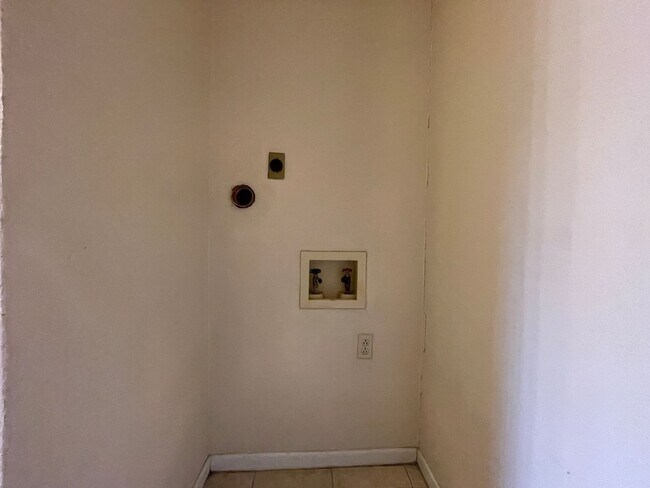 Building Photo - 1701 Cedarview Cir