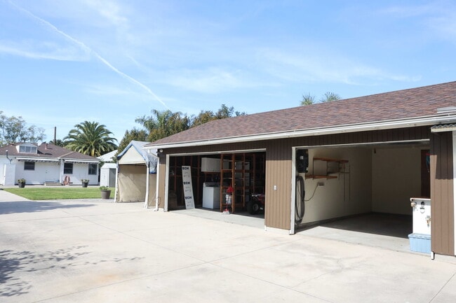 Building Photo - 185 S Myrtle Ave