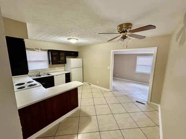 Building Photo - Newly Remodeled 4-Bedroom, 3-Bath with Fin...