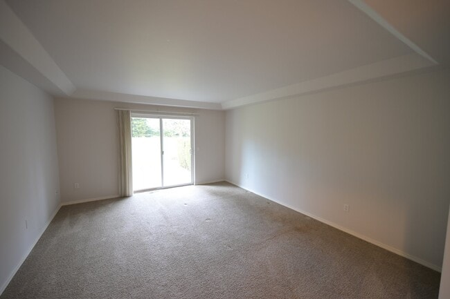Building Photo - 2 bed + office, 2 bath, 2 car garage condo...