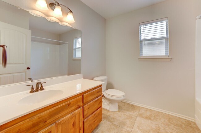 Building Photo - 3 Bed | Bath in Broken Arrow!