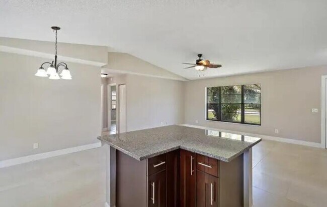 Building Photo - 2450 SW Bayshore Blvd