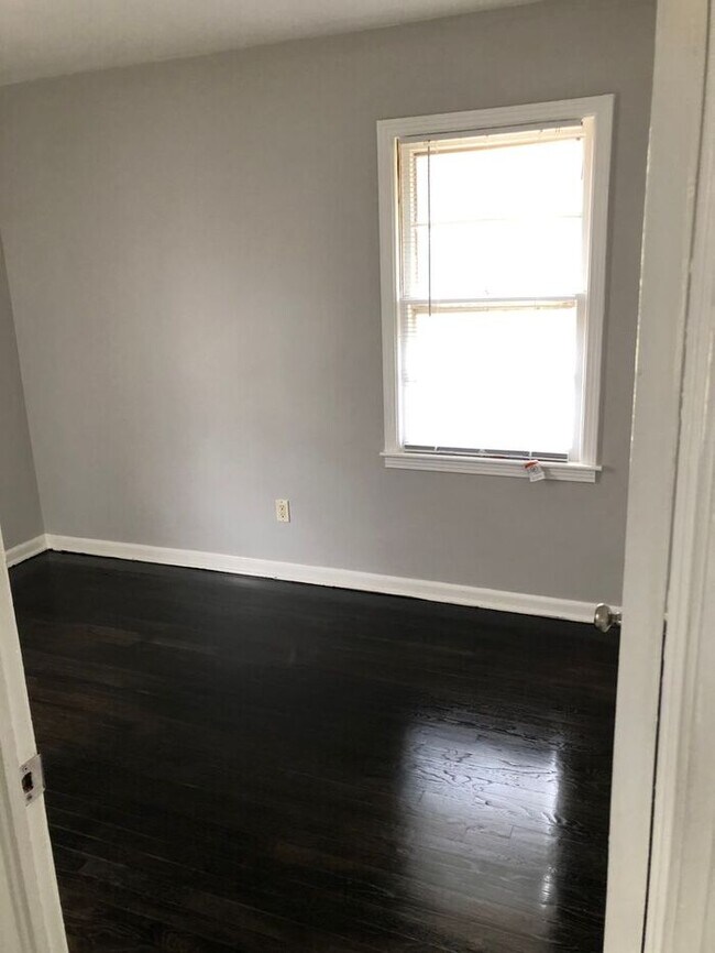 Building Photo - Charming 3 Bedroom Near Downtown.