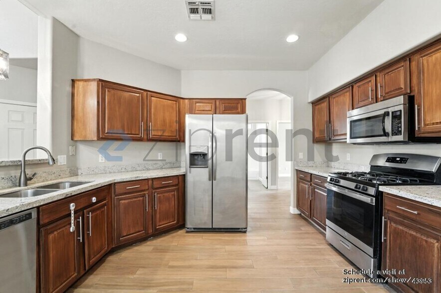 Building Photo - 6841 S 26th Pl