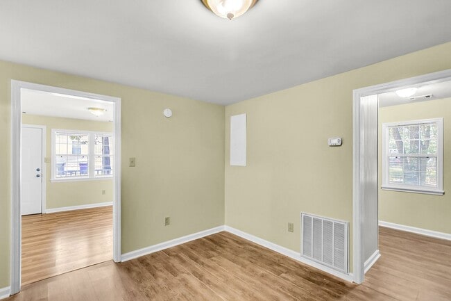Building Photo - Charming 2 bedroom 1 bathroom home availab...