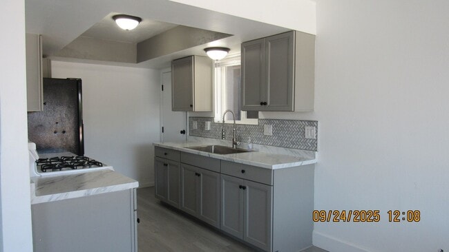 Building Photo - 3 bedroom 2 bathroom with Solar!!!!