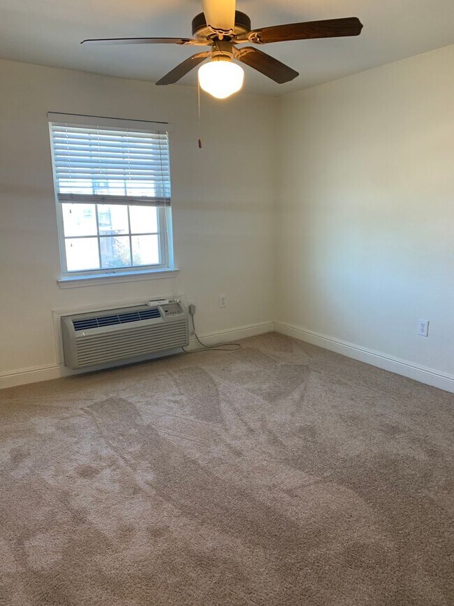 Building Photo - Move in ready for fall semester... free rent!