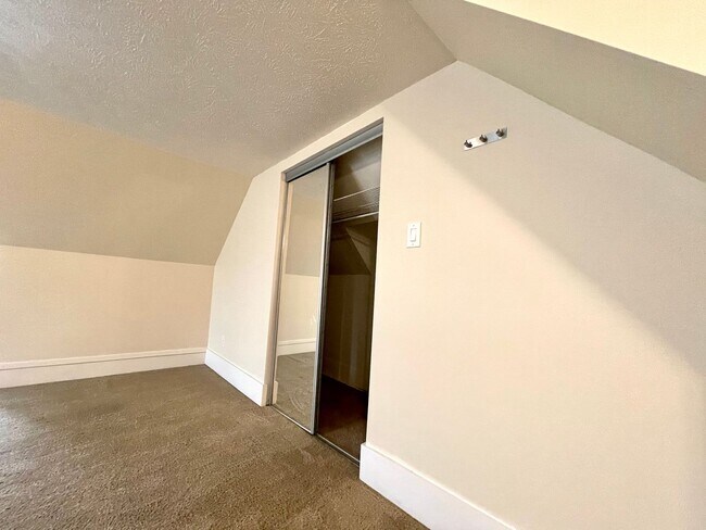 Building Photo - Amazing 4 Bedroom House! Hardwood, 2.5 Baths Stainless, A/C