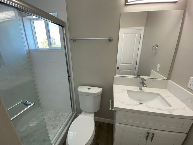 Building Photo - 4BD/2BA on Art! Lots of Parking!