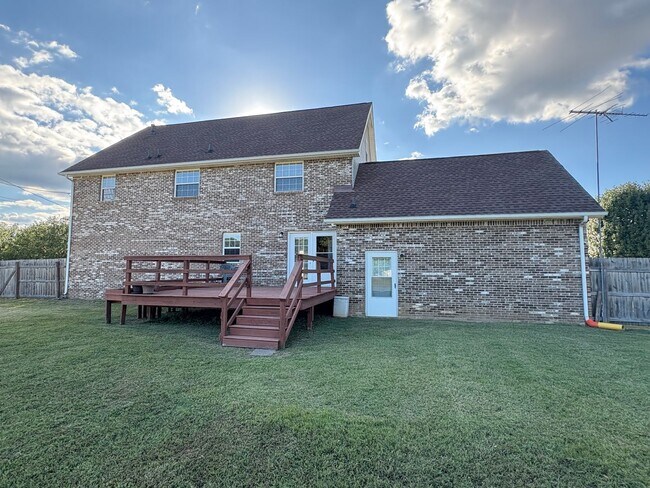 Building Photo - SPACIOUS & Beautiful Home Just Outside She...