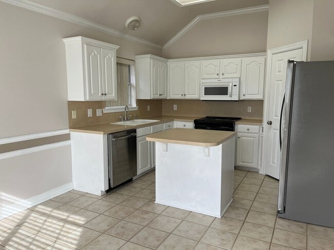 Building Photo - 2457 Brookside Dr