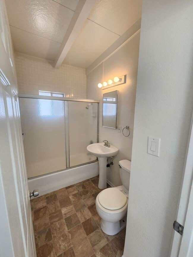 Building Photo - Cute 2 Bedroom 1 Bath Home