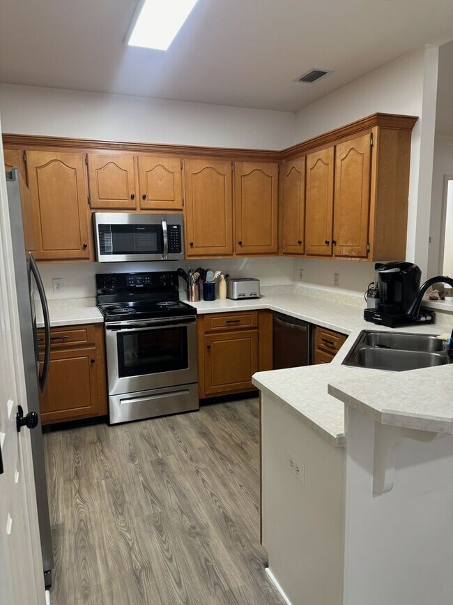 Building Photo - COMING AVAILABLE IN APRIL