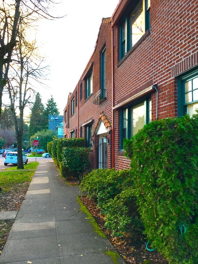 Building Photo - 3005 SE Morrison St