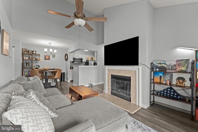 Building Photo - 8951 Town Center Cir