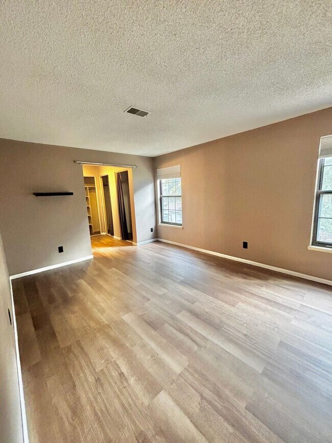 Building Photo - Beautifully Updated 2-Bed – Dual Masters w...