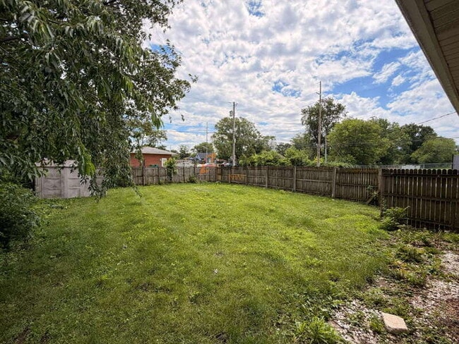 Building Photo - 330 E 69th Pl