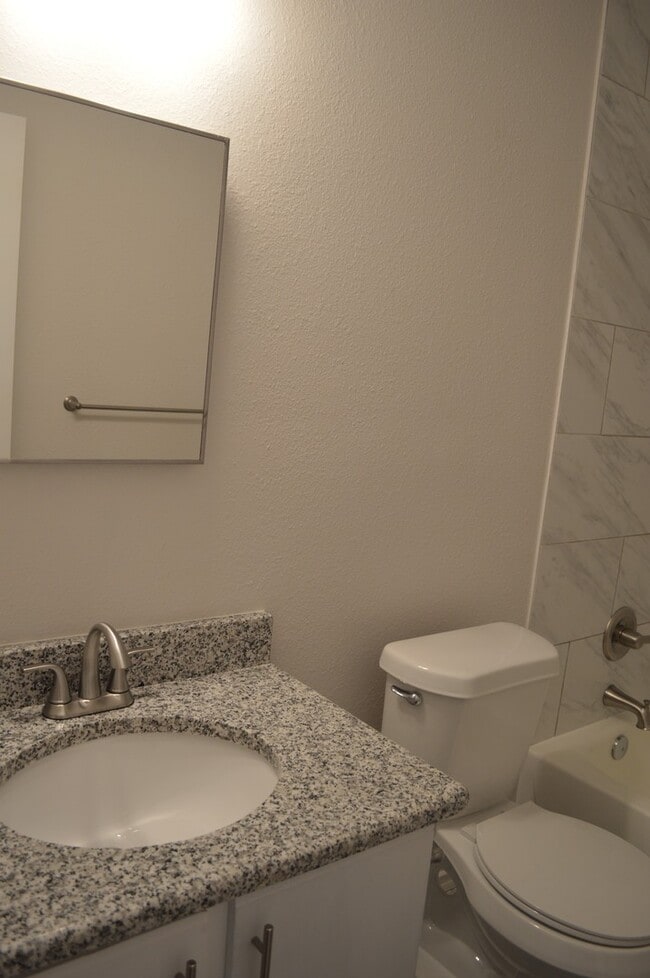 Building Photo - Newly remodeled 3 bed 2 bath