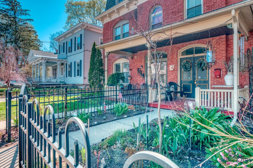 Building Photo - 52 Pomeroy Ave