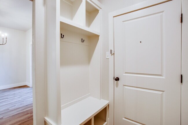 Building Photo - Wonderful Townhome in Cooper District!