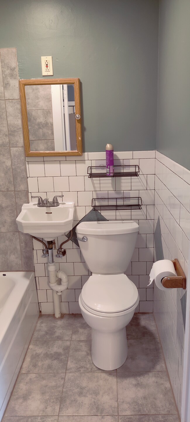 bathroom - 840 Dwelly St