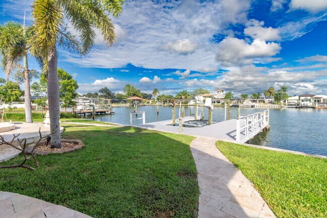 Building Photo - 4/3 Stunning Waterfront home in the heart of Clearwater Beach!