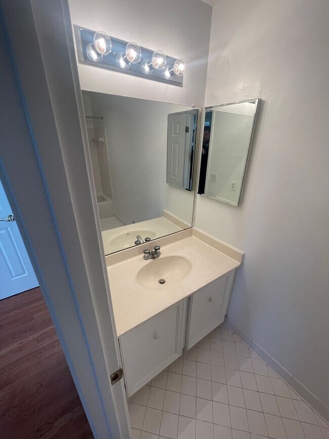 Building Photo - Newly Renovated 3 Level Townhome!