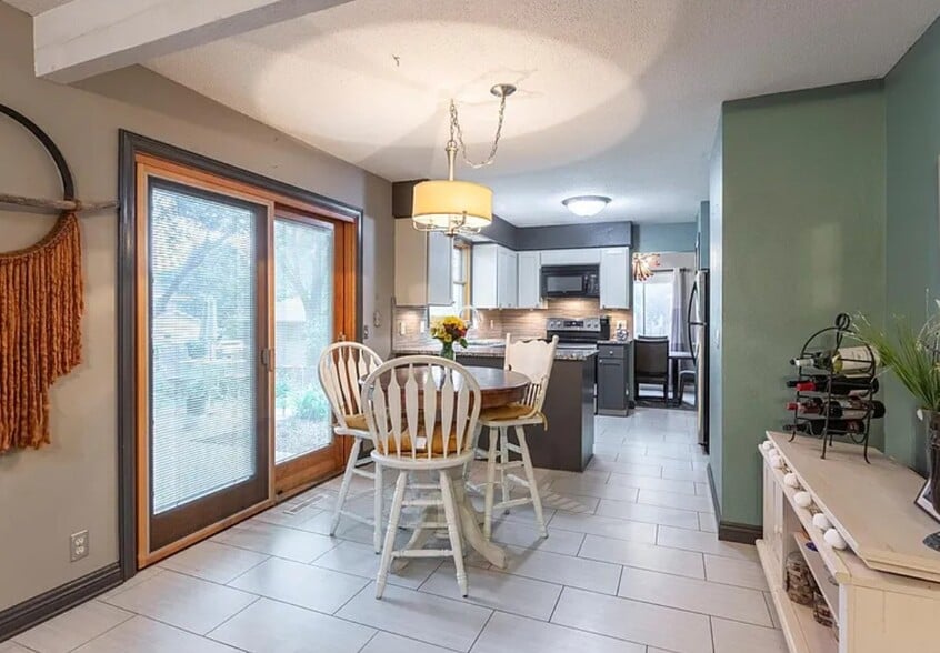 Seating area near kitchen - 16024 Martha Cir