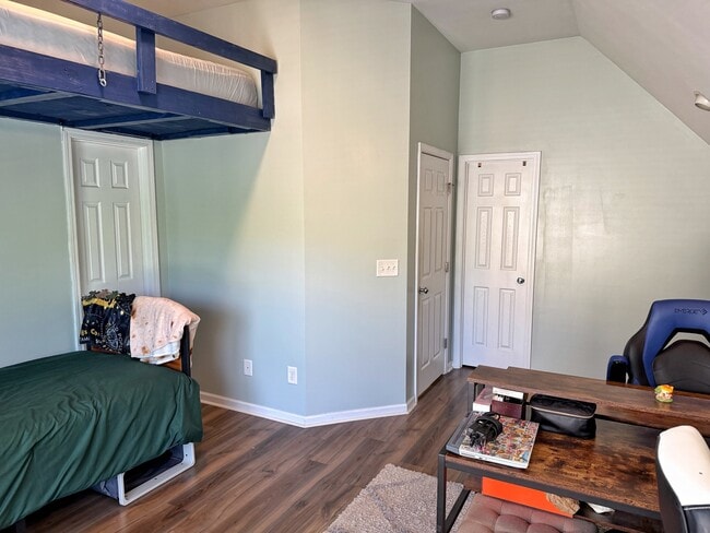 Building Photo - 703 Stagecoach Dr