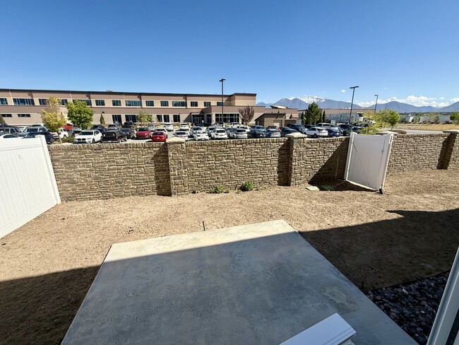 Building Photo - 564 1860 N