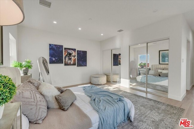 Building Photo - 10347 Hillhaven Ave