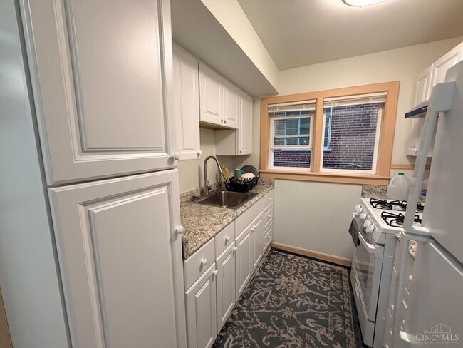 Building Photo - 1589 Summit Rd