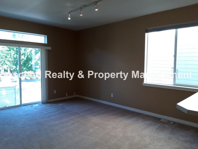 Building Photo - Tanasbourne Area 3 Bed Fenced Yard 1/2 Block to MAX Attached Garage 1 Small Pet Nego