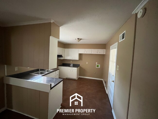 Building Photo - 3BR/1.5BA Memphis Rental with Tile Flooring, Brick Fireplace & Fenced Yard